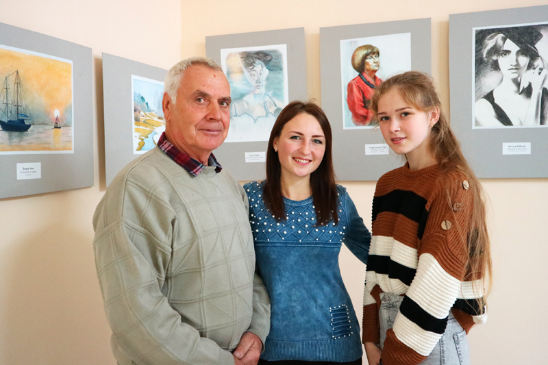 Виставка робіт зазкової художньої студії Палітра